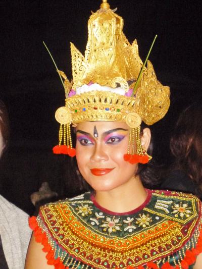 母娘のインドネシア旅行　ウルワツ寺院とケチャダンス
