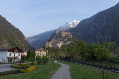 【フランス、スイス、イタリアを周る旅】渓谷の間にある美しい城が印象的なホーンとバール