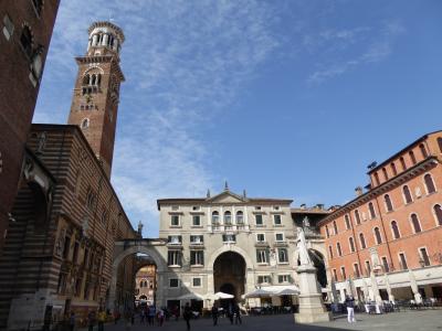初夏の優雅な北イタリア旅行♪　Ｖｏｌ２４（第３日目午前）　☆ベローナ（Verona)：美しいシニョーリ広場（Piazza del Signoli)・スカラ家の廟（Arche Scaligere)♪