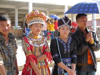 ラオス北部紀行（４７）ポーンサワンの祭り会場で。