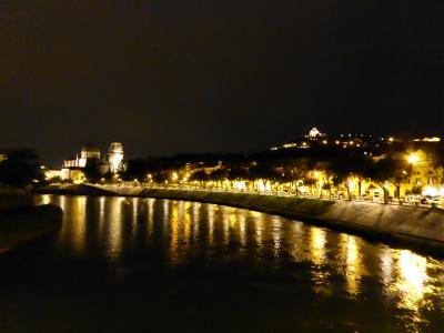 初夏の優雅な北イタリア旅行♪　Ｖｏｌ４３（第３日目夜）　☆ベローナ（Verona)：夜景のピエトラ橋（Ponte d'Pietra)やサンタナスタージア教会（S.Anastasia)♪