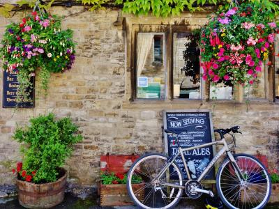 花と緑が輝く季節☆ときめきと癒しの旅ロンドンとコッツウォルズ【バーフォード】ハンギングバスケットの花のハーモニーが最も美しい村☆ラムズゲートで海外初スケッチ♪