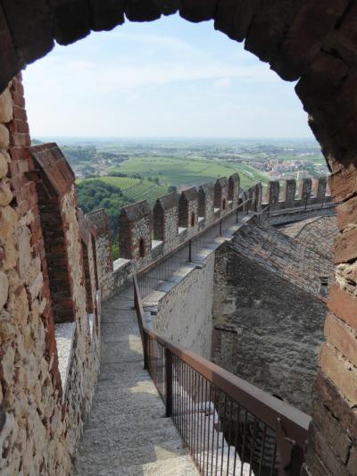 初夏の優雅な北イタリア旅行♪　Ｖｏｌ４８（第４日目午前）　☆ソアーヴェ（Soave)：憧れのスカラ城（Castello Scaligero)の主塔を見学♪城から旧市街へ下りる♪