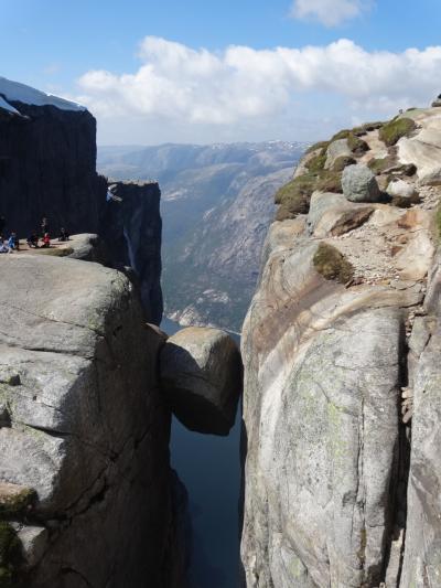 シェラーグ(Kjerag)の岩に立つ』リーセフィヨルド周辺