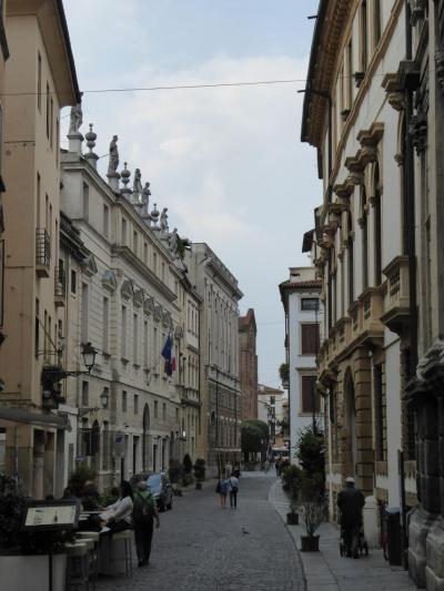 初夏の優雅な北イタリア旅行♪　Ｖｏｌ５８（第４日目午後）　☆ヴィチェンツァ（Vicenza)：パッラーディオ（Palladio)の作品が並ぶ旧市街を優雅に散策♪