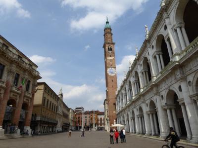 初夏の優雅な北イタリア旅行♪　Ｖｏｌ５９（第４日目午後）　☆ヴィチェンツァ（Vicenza)：カステッロ広場（Piazza Castello)～ドゥオーモ（Duomo)～シニョーリ広場（Pizza dei Signori)を優雅に歩く♪