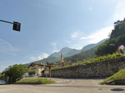 初夏の優雅な北イタリア旅行♪　Ｖｏｌ６６（第５日目午前）　☆ベローナ（Verona)から専用車ベンツで数多の城を眺めながらトレント（Trento)へGO！
