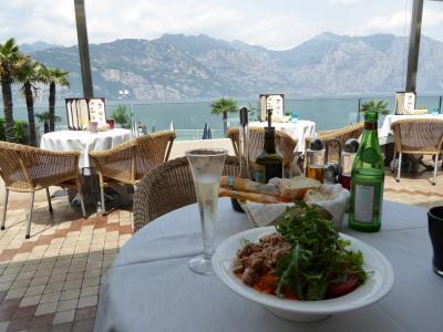 初夏の優雅な北イタリア旅行♪　Ｖｏｌ８３（第６日目昼）　☆マルチェジーネ（Malcesine)：ホテル「Castello Lake Front」の絶景レストランでランチ♪