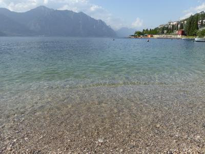 初夏の優雅な北イタリア旅行♪　Ｖｏｌ１０９（第７日目午後）　☆マルチェジーネ（Malcesine)：リゾートホテル「Castello Lake Front」のガルダ湖ビーチで優雅に過ごす♪
