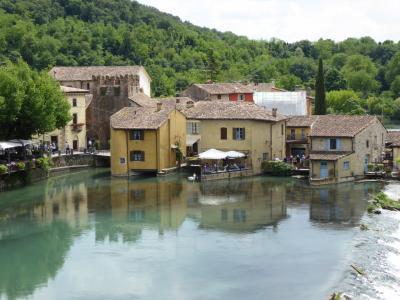初夏の優雅な北イタリア旅行♪　Ｖｏｌ１５６（第１０日目午後）　☆ボルゲット（Borghetto）：ミンチョ川（Mincio)にかかるスカラ城への橋から可愛らしい水車の村「ボルゲット」を眺めて♪