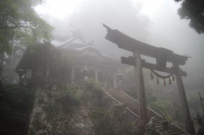 霧に霞む厳かな雰囲気の玉置神社