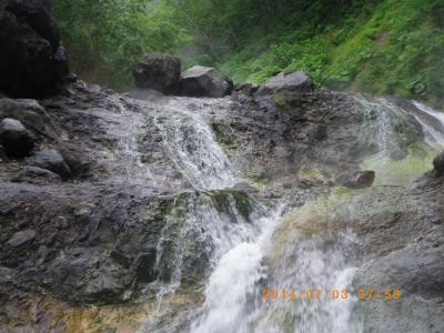 カムイワッカの湯滝　最上段まではもう無理あきらめた