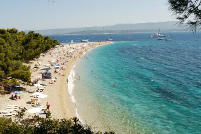 東欧・バルカン旅行その10 クロアチア①:賑わうスプリットと、すばらしい透明度のビーチを持ったリゾート、ボル