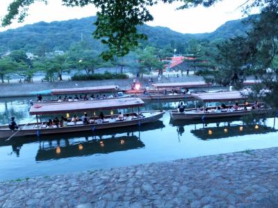 夏の宵　宇治川で遊ぶ人々