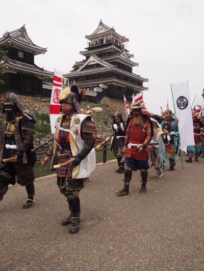 黒田官兵衛築城の中津城　 「たにし祭り」戦国時代の故事にちなんで.。o○