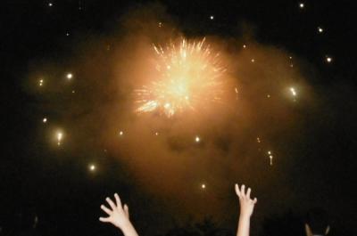 大雨と雷・・・・危ぶまれた日本昭和村での花火大会は感動を与えてくれました(*^。^*)