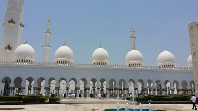 アブダビのグランドモスク（Sheikh Zayed Bin Sultan Al Nahyan Mosque ）に行ってきました！