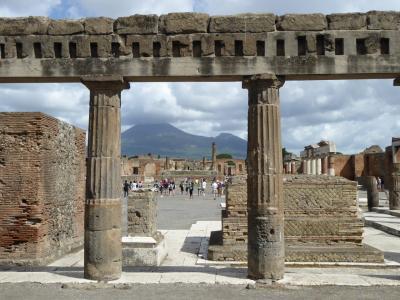 真夏の優雅な南イタリア旅行　ナポリ×プーリア州♪　Ｖｏｌ１０（第２日目午前）　☆ポンペイ（Pompei)：古代ローマのフォロ（Foro)を囲む神殿を眺めて♪