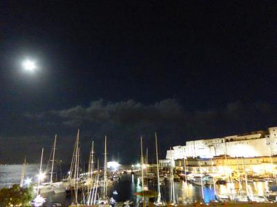 真夏の優雅な南イタリア旅行　Napoli×Puglia♪　Ｖｏｌ１８（第２日目夜）　☆ナポリ（Napoli)：夜景の美しい卵城とサンタルチアを眺めて♪