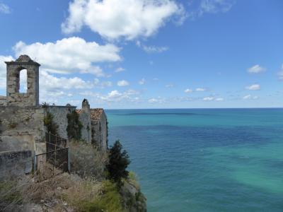 真夏の優雅な南イタリア旅行　Napoli×Puglia♪　Ｖｏｌ２３（第３日目昼）　☆ペスキチ（Peschici)：古城の岬から青いアドリア海を眺めて♪