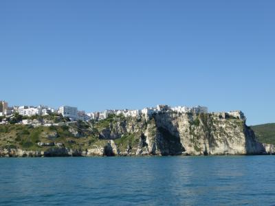 真夏の優雅な南イタリア旅行　Napoli×Puglia♪　Ｖｏｌ３９（第４日目午前）　☆ビエステ（Vieste)から高速船で憧れのトレミティ諸島（Isole Tremiti）へ♪船上から美しいペスキチ（Peschici)を眺めて♪