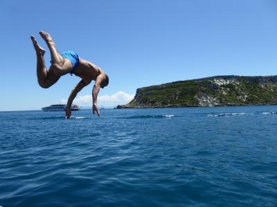 真夏の優雅な南イタリア旅行　Napoli×Puglia♪　Ｖｏｌ４６（第４日目昼）　☆トレミティ諸島（Isole Tremiti）：I.S.Domino×I.Capraiaのクルーズツアー♪美しい海に飛び込む観光客♪