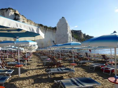 真夏の優雅な南イタリア旅行　Napoli×Puglia♪　Ｖｏｌ５３（第５日目朝）　☆ビエステ（Vieste)：南側のビーチで優雅な散歩♪