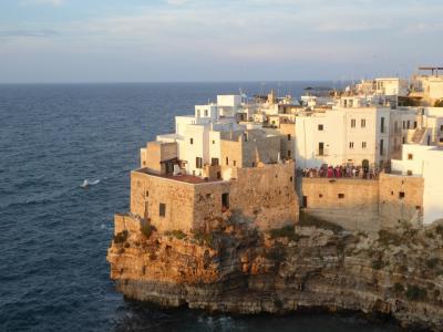 真夏の優雅な南イタリア旅行　Napoli×Puglia♪　Ｖｏｌ９７（第７日目夕）　☆ポリニャーノ・ア・マーレ（Polignano a Mare）：「Hotel Covo dei Saraceni」の屋上からオレンジ色のポリニャーノ・ア・マーレを眺めて♪