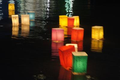 広島平和記念日～雨の平和記念式典から夜のとうろう流しまで。平和への祈りの一日を見つめます～