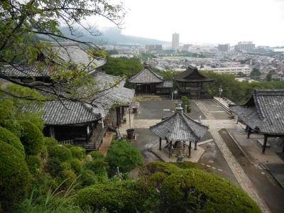 南側からの三井寺観音堂へ、登り階段で汗をかくも高台わたる風が心地いい