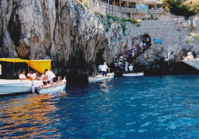 青の洞窟を堪能するイタリア旅行