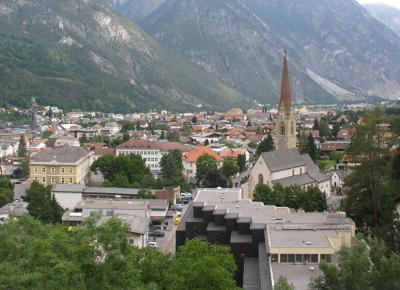 フネス谷、チロル、フォアアールベルク、エンガディン、アレッチ、ヴェルヴィエでハイキング　【３７】　ランデックへの風景と町並み