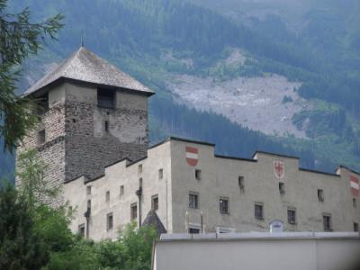 フネス谷、チロル、フォアアールベルク、エンガディン、アレッチ、ヴェルヴィエでハイキング　【３８】　ランデック城内見学