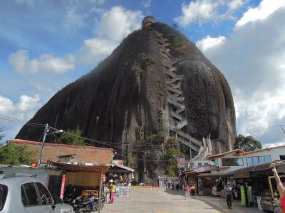 コロンビアのグアタペで巨大岩に登る Guatape