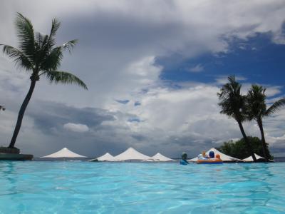 シャングリ・ラ マクタン リゾート&スパ のビーチ(お魚だらけ!)とプール