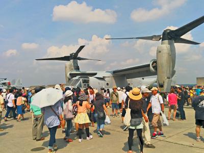 横田基地日米友好祭でオスプレイ内部見学