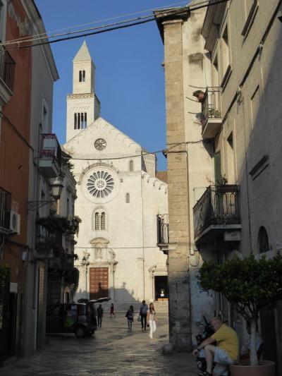 真夏の優雅な南イタリア旅行　Napoli×Puglia♪　Ｖｏｌ３２６（第１７日目午後）　☆バーリ（Bari)：大聖堂「Cattedrale di San Sabino」からバーリ城「Castello Svevo Normanno」へ歩く♪