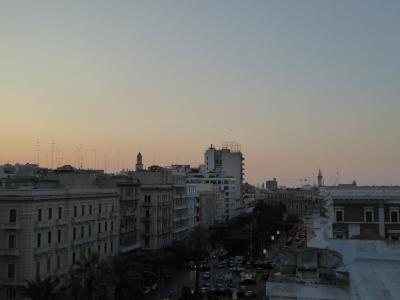 真夏の優雅な南イタリア旅行　Napoli×Puglia♪　Ｖｏｌ３２９（第１７日目夕）　☆バーリ（Bari)：高級ホテル「Oriente」の屋上から黄昏のバーリを眺めて♪