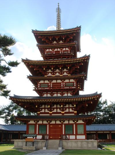 教科書に載っていた国宝薬師寺東塔はただいま解体修理中、表紙の写真は再建された西塔です。