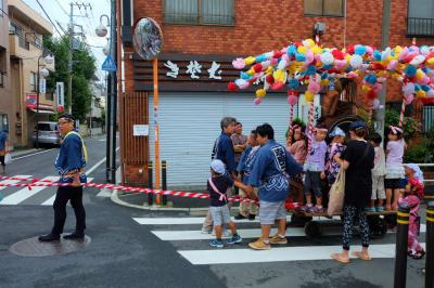 下町の路地を行く　子供山車　神輿　北区志茂２町会