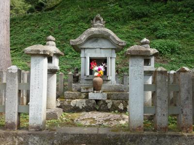 一乗谷朝倉義景館跡，諏訪館跡庭園，湯殿跡庭園等をあるく。優雅な生活がしのばれる。