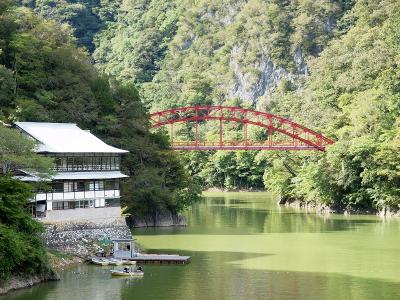 美しい緑に囲まれて　帝釈峡散策と神龍湖遊覧船めぐり　広島グルメを楽しむ旅