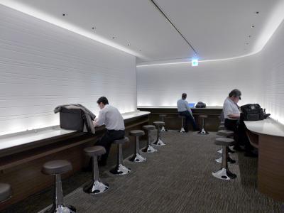 １６．半年ぶりの札幌出張　新千歳空港JALサクララウンジ　新千歳～羽田JALの翼の空の旅