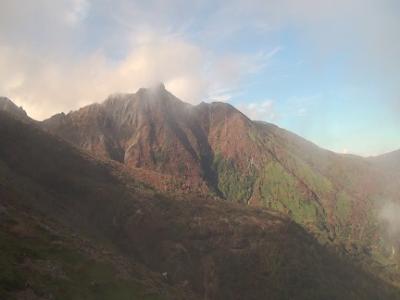 霧にかすむ紅葉、、、那須岳。