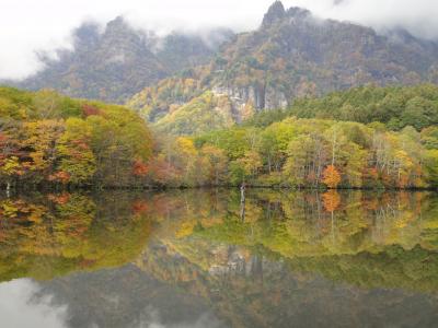 戸隠高原にある最高の紅葉スポット「鏡池」。その名の通り、紅葉が水面に写ります。