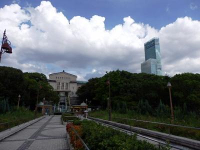 日本の旅　関西を歩く　大阪市天王寺区の天王寺公園（てんのうじこうえん）の大阪市立美術館、朝日劇場周辺