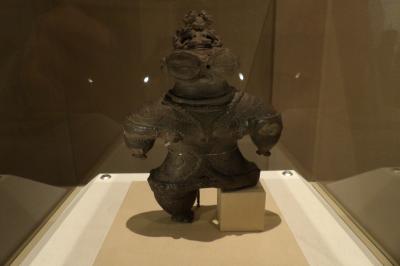 トー博特別展【国宝】遮光器土偶ポーチ Amazon.co.jp: 国宝展 土偶ポーチ 遮光器土偶 フェイスポーチ