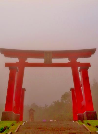 出羽三山ｄ　湯殿山神社　秘められた聖域で参拝　　☆裸足で禊場に、足湯もあり