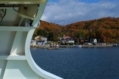 美しき紅葉の山々と　野尻湖　上