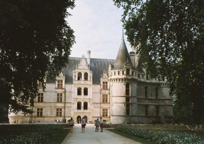 フランス・ロワールの古城一人旅（５）アゼ・ル・リドー城とヴィランドリー城